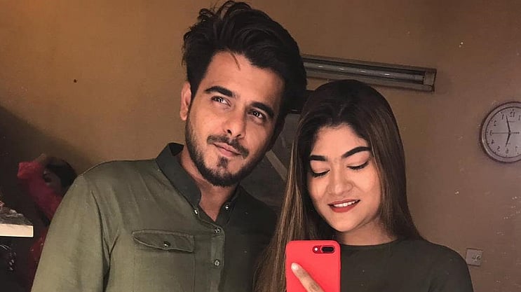 স্ত্রী অবন্তীর সঙ্গে একটি ছবি পোস্ট করে চিত্রনায়ক সিয়াম আহমেদ ঈদের আনন্দ শুভেচ্ছা জানিয়েছেন