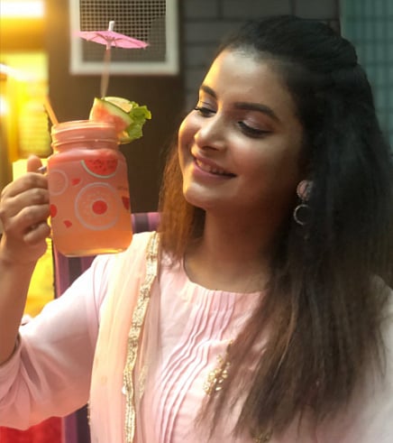 শবনম ফারিয়াকে দেখা গেছে বন্ধুদের সঙ্গে আড্ডা দিয়ে ঈদ কাটাতে