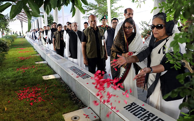 বনানী কবরস্থানে পরিবারের নিহত সদস্যদের প্রতি ফুল দিয়ে শ্রদ্ধা জানান প্রধানমন্ত্রী শেখ হাসিনা।