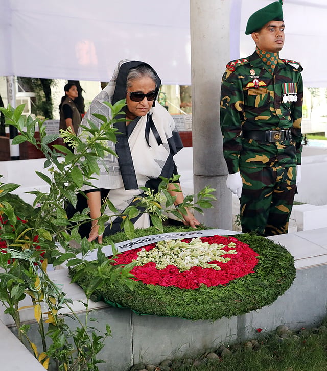 বনানী কবরস্থানে পরিবারের নিহত সদস্যদের প্রতি ফুল দিয়ে শ্রদ্ধা জানান প্রধানমন্ত্রী শেখ হাসিনা।