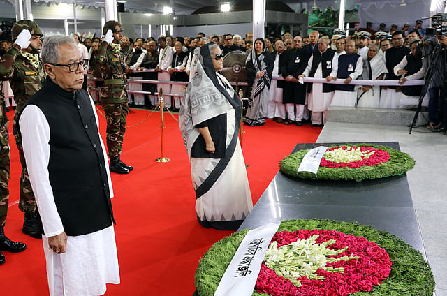 জাতীয় শোক দিবসে রাষ্ট্রপতি আবদুল হামিদ ও প্রধানমন্ত্রী শেখ হাসিনা রাজধানীর ধানমন্ডি ৩২ নম্বরে বঙ্গবন্ধু স্মৃতি জাদুঘরের সামনে রক্ষিত জাতির পিতার প্রতিকৃতিতে আজ বৃহস্পতিবার সকালে পুষ্পার্ঘ্য অর্পণ করেন।