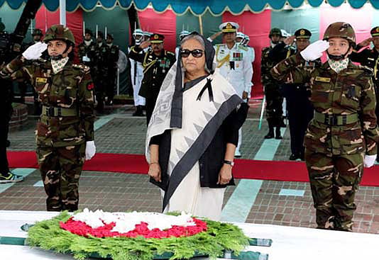 গোপালগঞ্জের টুঙ্গিপাড়ায় বঙ্গবন্ধুর সমাধিতে প্রধানমন্ত্রী শেখ হাসিনার শ্রদ্ধা। ছবি: বাসস