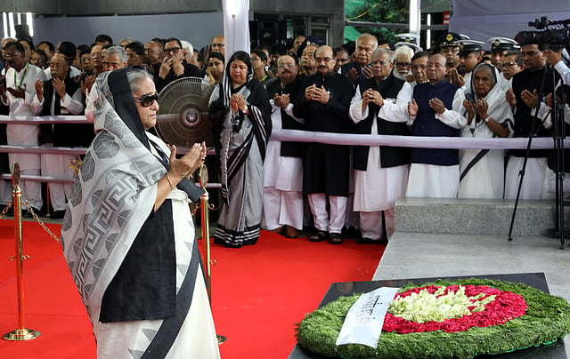 ফাতেহা পাঠ শেষে দোয়ার অংশ নেন প্রধানমন্ত্রী শেখ হাসিনা।