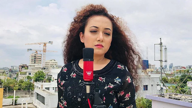 ‘মুজিবের দুই কন্যা’ গানের ভিডিও চিত্র ধারণের দৃশ্যে নিশিতা বড়ুয়া