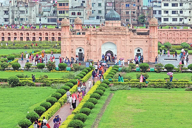 ঈদের পরদিন লালবাগ কেল্লা। পরী বিবির সমাধি।  ছবি : সাইফুল ইসলাম