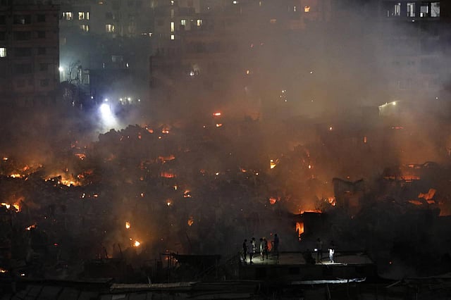 আগুনে জ্বলছে ঝিলপাড় বস্তি এলাকার কয়েক শ বাড়ি। রূপনগর, মিরপুর, ১৬ আগস্ট। ছবি: দীপু মালাকার