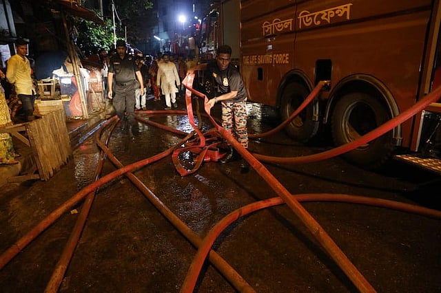 আগুন নেভাতে ফায়ার সার্ভিসের কর্মীদের তৎপরতা। ছবি: দীপু মালাকার