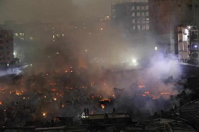 আগুন লেগে বস্তির অনেক বাড়ি-ঘর পুড়ে গেছে। রূপনগর, মিরপুর, ১৬ আগস্ট। ছবি: দীপু মালাকার