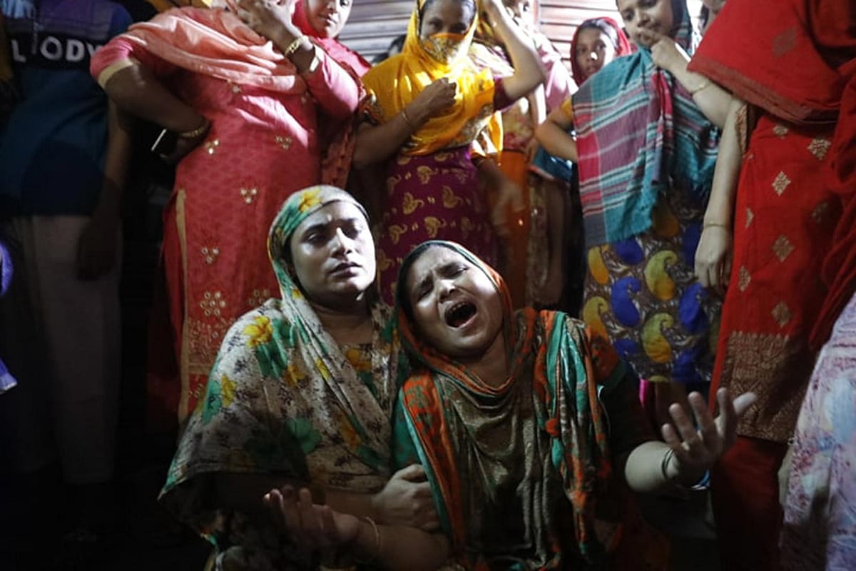 আগুনে সব হারিয়ে এক নারীর আহাজারি। ছবি: দীপু মালাকার