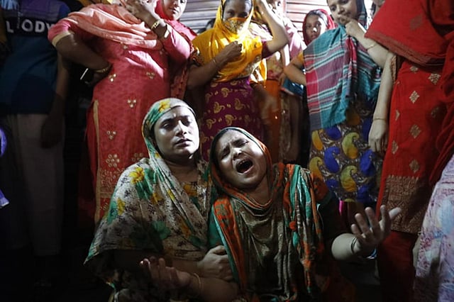 আগুনে সব হারিয়ে এক নারীর আহাজারি। ছবি: দীপু মালাকার