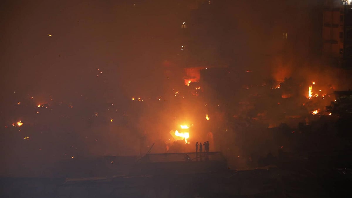 রাজধানীর মিরপুরের রূপনগর এলাকার একটি বস্তিতে ভয়াবহ আগুন লেগেছে। রূপনগর, মিরপুর, ১৬ আগস্ট। ছবি: দীপু মালাকার