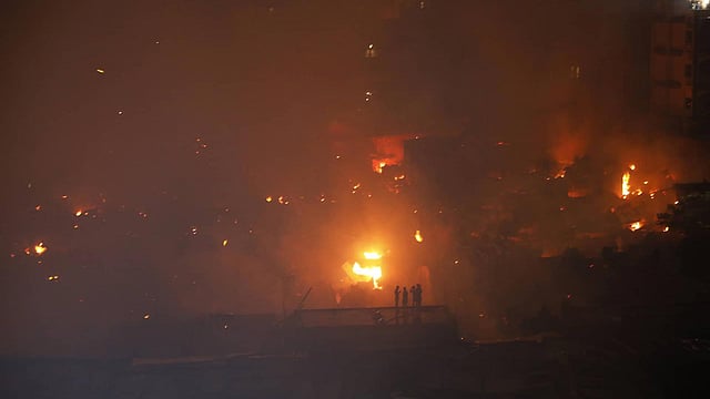 রাজধানীর মিরপুরের রূপনগর এলাকার একটি বস্তিতে ভয়াবহ আগুন লেগেছে। রূপনগর, মিরপুর, ১৬ আগস্ট। ছবি: দীপু মালাকার