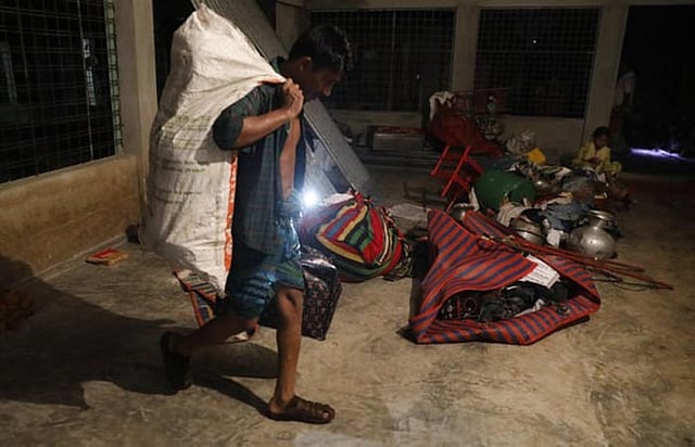 যতটুকু বাঁচানো যায়! শেষ সম্বলটুকু নিয়ে নিরাপদ স্থানে যাচ্ছেন একজন। ছবি: দীপু মালাকার