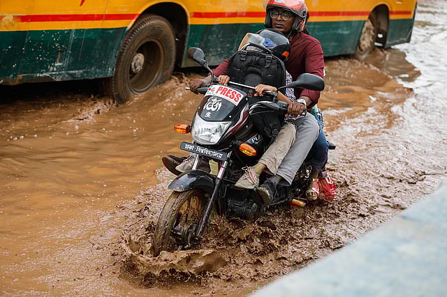 দুই সন্তানকে নিয়ে আতঙ্কে রাস্তা পার হচ্ছেন এক বাবা
