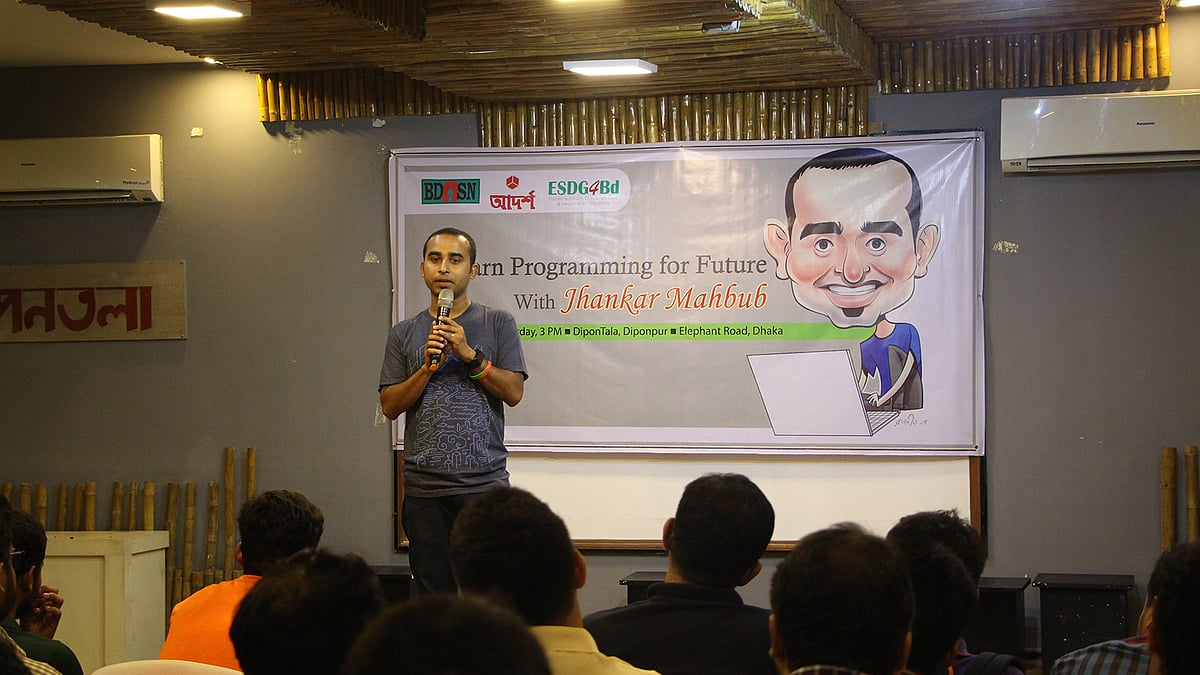 সেমিনারে বক্তব্য দেন ঝংকার মাহবুব। ছবি: প্রথম আলো