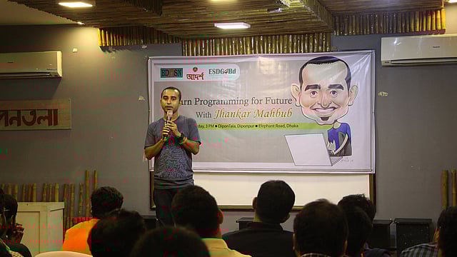 সেমিনারে বক্তব্য দেন ঝংকার মাহবুব। ছবি: প্রথম আলো