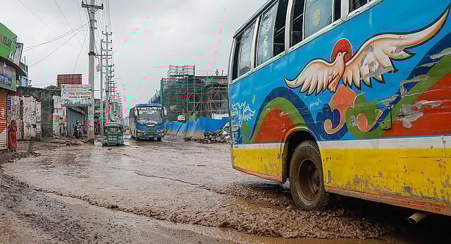 সড়ক ডুবে আছে বৃষ্টির পানি জমে