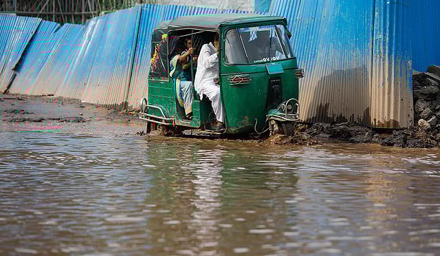 মাঝসড়কে বড় গর্ত, তাই যেতে হচ্ছে একপাশ ঘেঁষে