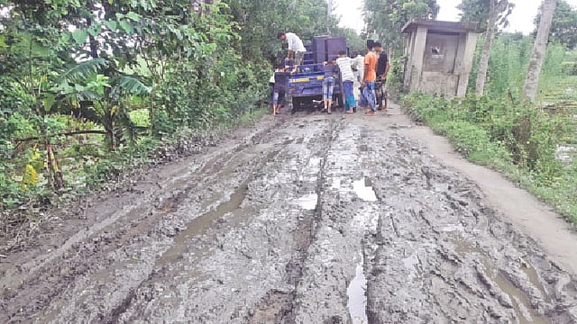 কানড়া–চারপাড়া–দশপাড়া সড়কে গতকাল কুমিল্লার দাউদকান্দি উপজেলার চারপাড়া এলাকায় ।  ছবি: প্রথম আলো