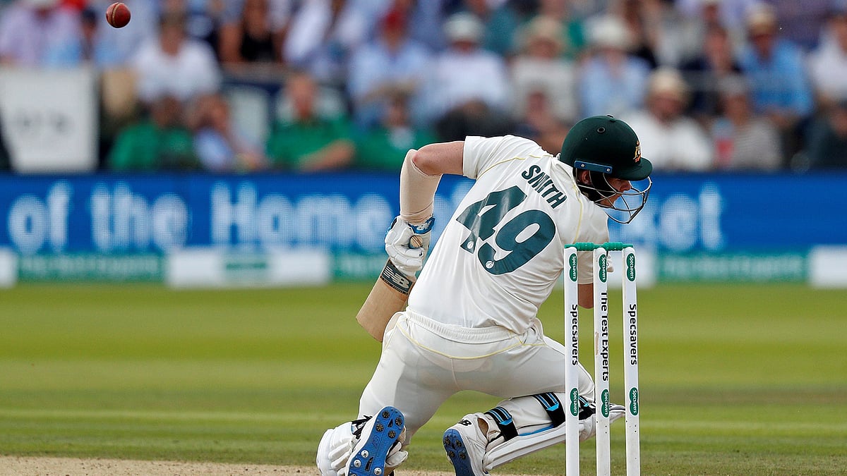 মাথায় বল লাগছে স্মিথের। ছবি: এএফপি