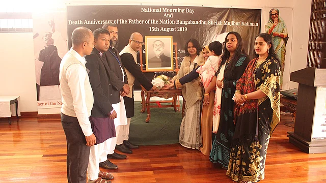 বঙ্গবন্ধুর প্রতিকৃতিতে পুষ্পস্তবক অর্পণ