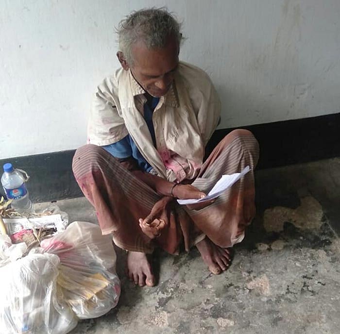 রাজশাহীর বাগমারা থানা-পুলিশের হেফাজতে থাকা মানসিক প্রতিবন্ধী। আজ শনিবার সকালে বাগমারা থানায় তোলা। ছবি: প্রথম আলো।