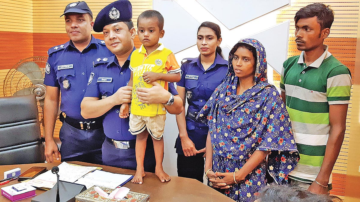 সুনামগঞ্জে উদ্ধার হওয়া শিশু রাফসানকে মায়ের কাছে ফিরিয়ে দিচ্ছে পুলিশ। গতকাল দুপুরে জেলা পুলিশ সুপারের কার্যালয়ে। প্রথম আলো