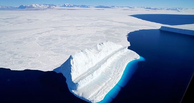 বৈশ্বিক উষ্ণতা বৃদ্ধির কারণে বরফ গলার হার বাড়ছে। ছবি: এএফপি