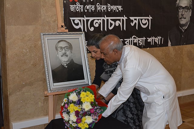 জাতীয় শোক দিবসে বঙ্গবন্ধুর প্রতিকৃতিতে পুষ্পার্ঘ্য অর্পণ