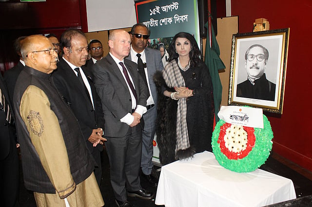 বঙ্গবন্ধুর প্রতিকৃতিতে পুষ্পস্তবক অর্পণ