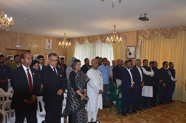 দাঁড়িয়ে এক মিনিট নীরবতা পালন
