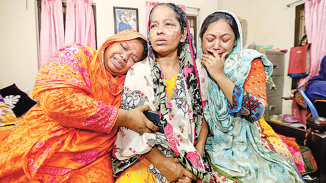 সড়ক দুর্ঘটনায় ছেলে হারানোর পর বাক্‌রুদ্ধ মা বিউটি বেগম (মাঝে)। তাঁকে সান্ত্বনা দিতে গিয়ে কান্নায় ভেঙে পড়েন নিহত ইমরান হোসেনের ছোট বোন তানভীন আক্তার (ডানে) ও মামাতো বোন সুরভি। গতকাল মগবাজারের নয়াটোলায় ইমরানদের বাসভবনে।  ছবি: তানভীর আহাম্মেদ