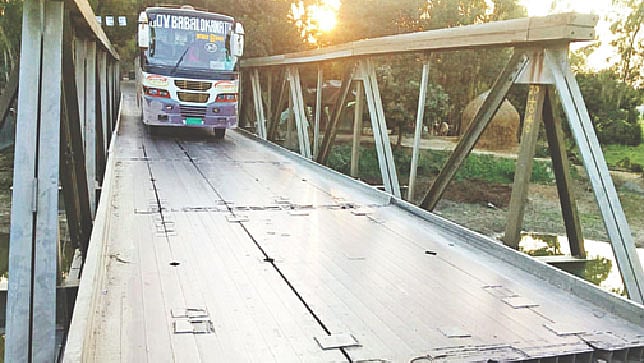 বগুড়ার শেরপুর-ধুনট পাকা সড়কের মাঠপাড়া গ্রামের গাড়ামারা খালের ওপর নির্মিত বেইলি সেতু। ছবি: প্রথম আলো