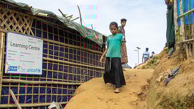 কৃত্রিম পা নিয়ে ৯ বছরের জান্নাত এখন পাহাড়ি পথে হেঁটে বেড়ায়। ছবি: সাবরিনা ইয়াসমীন
