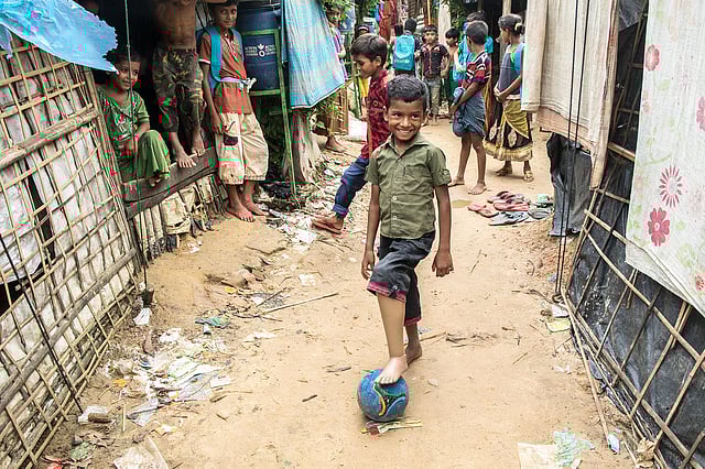 ৭ বছর বয়সী সাইফুল ইসলাম কৃত্রিম পা দিয়ে ফুটবলে লাথি দেয়। ছবি: সাবরিনা ইয়াসমীন