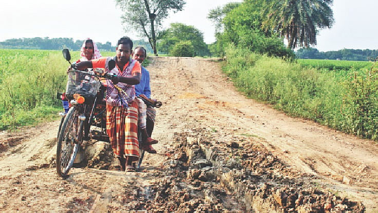 ঝিনাইদহ সদর উপজেলা ও শৈলকুপা উপজেলা ভায়া দুর্গাপুর সড়কের ২ কিলোমিটার ভেঙে খানাখন্দের সৃষ্টি হয়েছে। এতে ওই দুই উপজেলার বাসিন্দাদের ভোগান্তির শিকার হতে হচ্ছে। সম্প্রতি দুর্গাপুর গ্রামের শেষ প্রান্ত থেকে তোলা।  প্রথম আলো