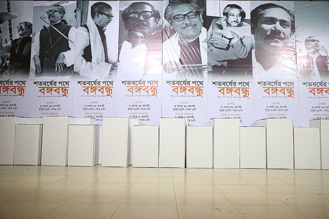 গ্যালারির ভেতরে ও বাইরে শুধুই বঙ্গবন্ধু।