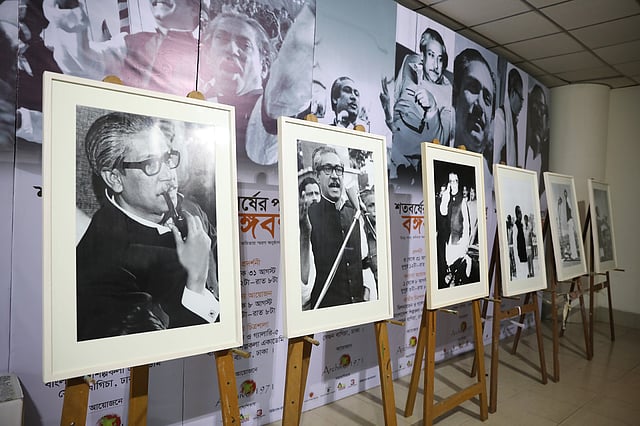 ক্যানভাসে ক্যানভাসে জাতির জনকের মুখ।