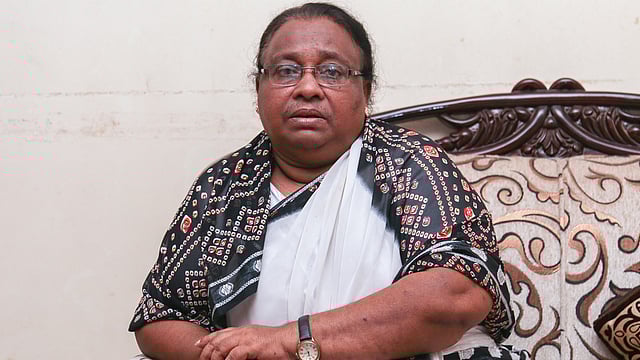 ২১ আগস্ট হামলায় আহত খুরশিদা বেবী। সেই দিনের প্রতিটি ঘটনা এখনো পীড়া দেয় তাঁকে। বেঁচে থাকবেন সেই আশাও ছেড়ে দিয়েছিলেন তিনি। ১৫ বছরের সেই ক্ষত এখনো রয়ে গেছে। ২০ আগস্ট, মোহাম্মদপুর, ঢাকা। ছবি: সাবরিনা ইয়াসমীন