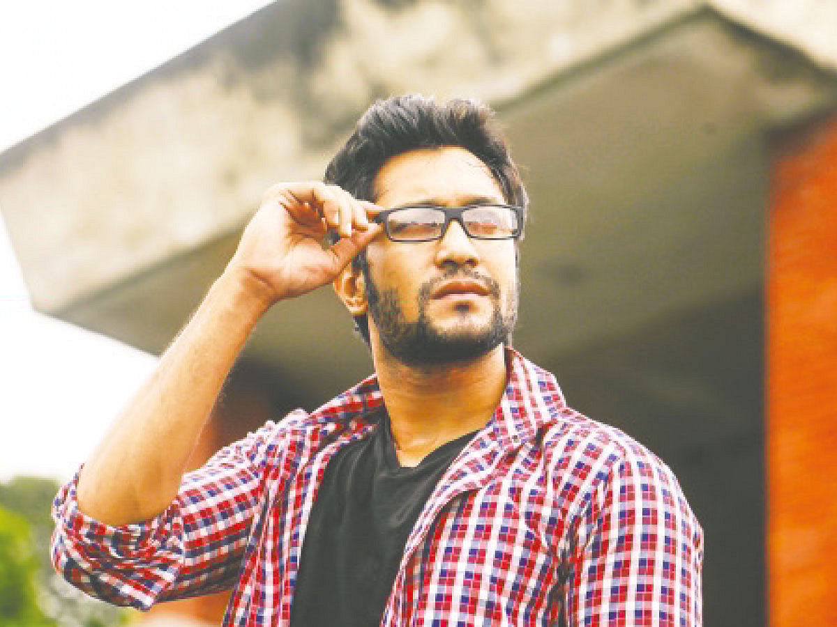 মাঝেমধ্যো চশমার ফ্রেম পাল্টালে চোখের আশপাশের ত্বকের দাগ এড়ানো যায়। মডেল: শুভ, ছবি: নকশা