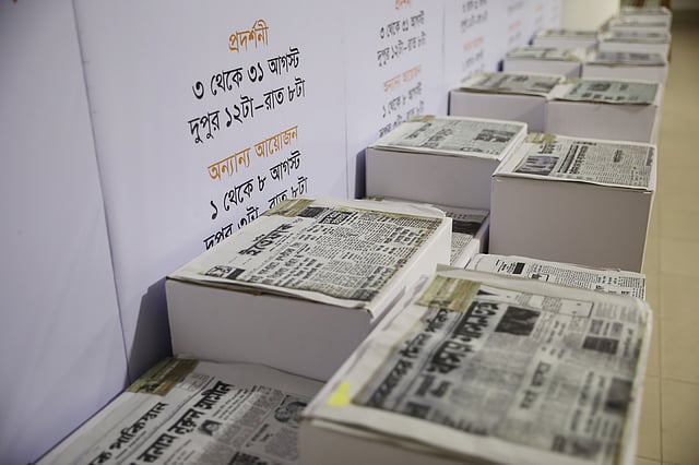 বঙ্গবন্ধুকে নিয়ে প্রকাশিত সংবাদসংবলিত নানা পত্রিকার প্রতিলিপি।