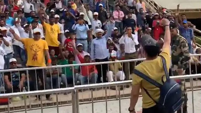 পাকিস্তান থেকে ভারতে ফেরার সময়ে আটারি-ওয়াগা সীমান্তে ‘ভারত মাতা কি জয়’ বলে স্লোগান দেন মিকা সিং