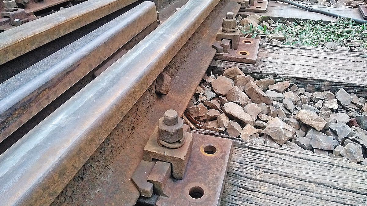 রেললাইনের নাট-বল্টু ও ডগস্পাই চুরি হয়ে গেছে। গতকাল মির্জাপুর রেলস্টেশনের পশ্চিম পাশের পয়েন্টে। ছবি: প্রথম আলো