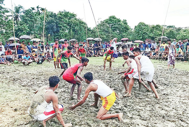 সুনামগঞ্জে দাওয়াতি কাবাডি খেলা। গতকাল সদর উপজেলার জগজ্জীবনপুর গ্রামের মাঠে।  ছবি: খলিল রহমান