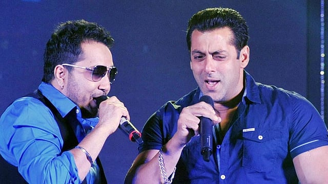একই মঞ্চে মিকা সিং ও সালমান খান