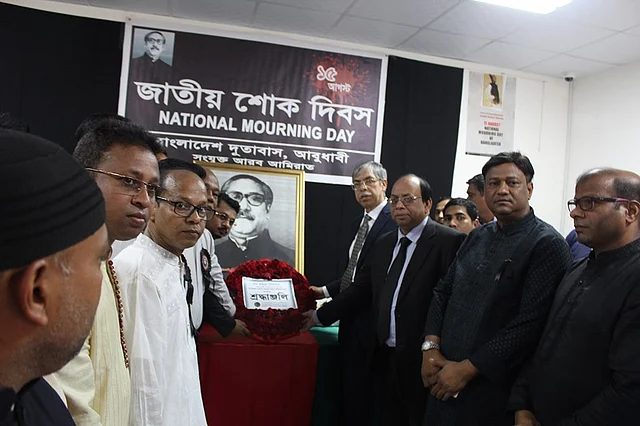 বঙ্গবন্ধুর প্রতিকৃতিতে বাংলাদেশ সমিতির শ্রদ্ধাঞ্জলি