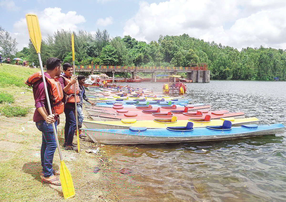 মহামায়া ইকোপার্কের ভেতরের মায়াবী হ্রদ আর সবুজ পাহাড় চোখ জুড়ায় দূর-দূরান্ত থেকে আসা পর্যটকদের। গত রোববার সকালে মিরসরাইয়ের মহামায়া হ্রদে।  প্রথম আলো