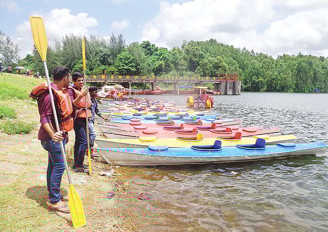 মহামায়া ইকোপার্কের ভেতরের মায়াবী হ্রদ আর সবুজ পাহাড় চোখ জুড়ায় দূর-দূরান্ত থেকে আসা পর্যটকদের। গত রোববার সকালে মিরসরাইয়ের মহামায়া হ্রদে।  প্রথম আলো