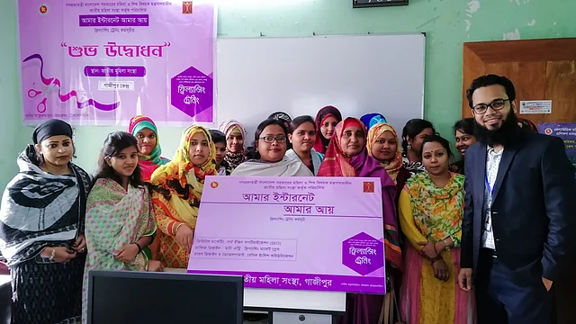গাজীপুরে ‘আমার ইন্টারনেট আমার আয়’ প্রকল্পে প্রশিক্ষণ পেয়েছেন নারীরা। ছবি: সংগৃহীত।