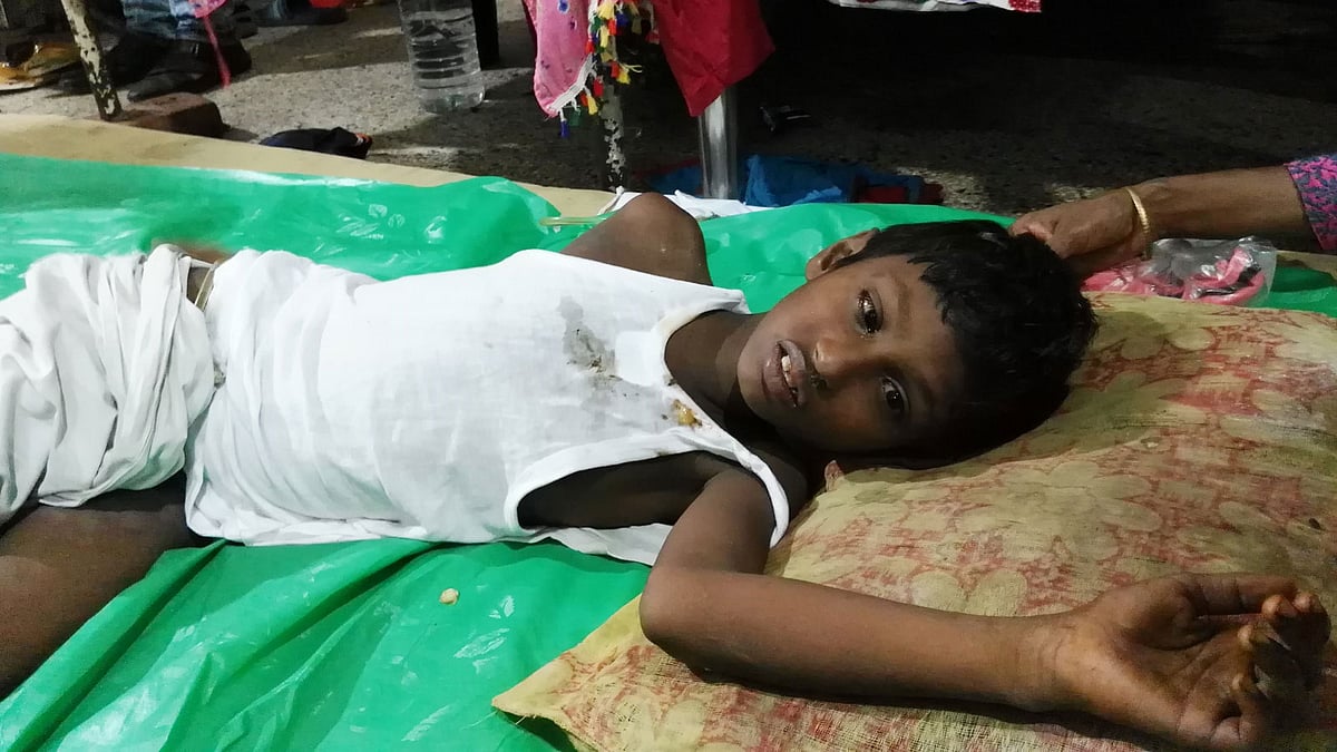 ঢাকা মেডিকেল কলেজ হাসপাতালের মেঝেতে চিকিৎসাধীন পরিচয়হীন শিশু। ছবি: আমিনুল ইসলাম